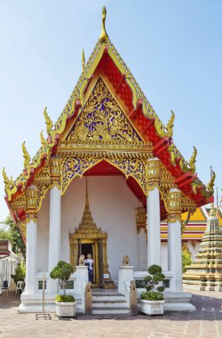Bangkok, Tayland, Thailand, 11/19/2014, Wat Pho, Tapınağı yatan Buda. Pagoda. Topraklarında birçok güzel pagodadan vardır. Zengin bir şekilde dekore edilmiş çatılar her yerde görülebilir. Wat Pho Bangkok, XII centu inşa edilmiş en eski Budist Tapınağı olduğunu