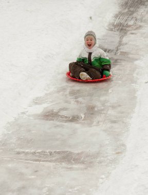 Moskova, Rusya, 03/06/2011, kış çocuklarda buz slayt binmek. En büyük eğlencesi çocuklar kış için buz kaymak ile buz pateni. Bu kadar neşe ve eğlence! Bir buz tepenin üzerinde paten geleneksel Rus eğlenceli bir.