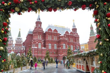 Moskova, Rusya, 12/28/2018, yeni yıl. Noel. Festival dekorasyon şehir. Noel ağaçları tarihi Müzesi önünde. Sakinleri ve Manezh önünde kare Tarih Müzesi establi, başkente konukları eğlence için