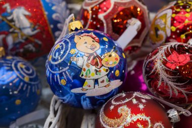 Moskova, Rusya, 12/28/2018, Noel oyuncaklar. Sihir, muhteşem yılbaşı tatil her kişi Noel oyuncaklar ile dekore edilmiş bir Noel ağacı ile ilişkilidir.