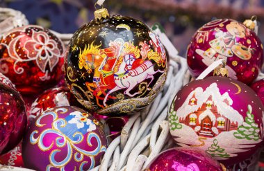 Moskova, Rusya, 12/28/2018, Noel oyuncaklar. Sihir, muhteşem yılbaşı tatil her kişi Noel oyuncaklar ile dekore edilmiş bir Noel ağacı ile ilişkilidir.