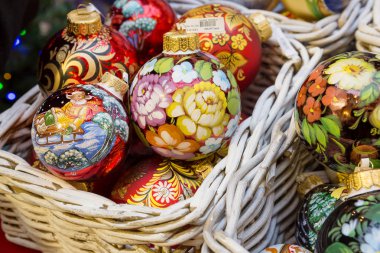Moskova, Rusya, 12/28/2018, Noel oyuncaklar. Sihir, muhteşem yılbaşı tatil her kişi Noel oyuncaklar ile dekore edilmiş bir Noel ağacı ile ilişkilidir.