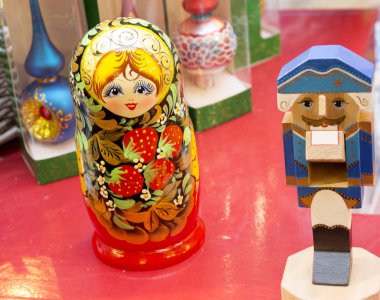 Rus iç içe bebek. Sihir, muhteşem yılbaşı tatil her kişi Noel oyuncaklar ile dekore edilmiş bir Noel ağacı ile ilişkilidir.