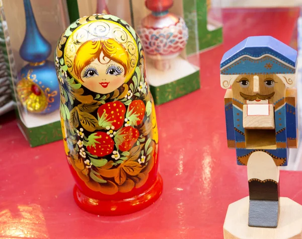 Rus iç içe bebek. Sihir, muhteşem yılbaşı tatil her kişi Noel oyuncaklar ile dekore edilmiş bir Noel ağacı ile ilişkilidir.