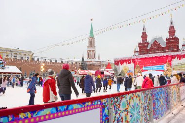 Moskova, Rusya, 12/28/2018, yeni yıl. Noel. Kırmızı kare buz pistinde. Merkezi, Moskova Kızıl Meydan üzerinde'yeni yıl tatil paten ve hala iyi vakit keyfini çıkarabilirsiniz.