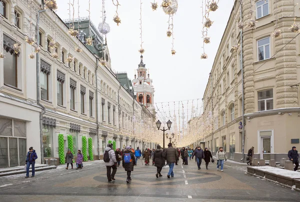 Moskova, Rusya, 12/28/2018, yeni yıl. Noel. Noel dekorasyon Nikolskaya sokak. Parlayan ışıklar ve özgün tasarımlar, çelenk sayesinde Moskova tamamının gerçek kış masal yeni yıl tatili sırasında oldu.