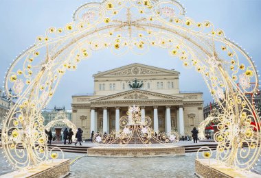 Moskova, Rusya, 12/28/2018, yeni yıl. Noel. Bolşoy Tiyatrosu'nda yeni yıl yükleme. Yeni yıl ortaya çıkmasıyla, sokakları ve evleri şehir dönüşümü ve çelenk renkli ışıklarla köpüklü hayata gelmek başlar.