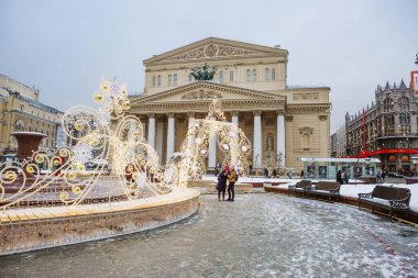 Moskova, Rusya, 12/28/2018, yeni yıl. Noel. Bolşoy Tiyatrosu'nda yeni yıl yükleme. Yeni yıl ortaya çıkmasıyla, sokakları ve evleri şehir dönüşümü ve çelenk renkli ışıklarla köpüklü hayata gelmek başlar.