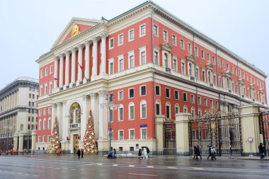Moskova, Rusya, 01/03/2019, belediye binasının yılbaşı dekorasyon. Belediye Binası kırmızı ve beyaz tasarlanmıştır. Binanın ortasından 8-sütun portik alınlığın ile tahsis edilir. Girişte Noel ağaçları vardır.