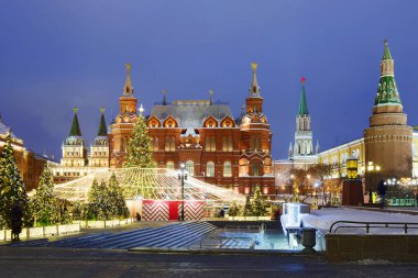 Moskova, Rusya, 01/07/2019, Manezhnaya kare. Yeni yıl ve Noel. Manezh Meydanı Moskova Noel ağacı ve dekoratif tasarımları ile dekore edilmiştir.