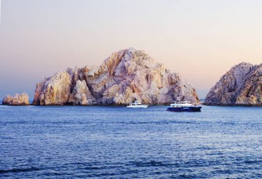 Cabo San Lucas, Meksika, 03/03/2016, kayalar. Cabo San Lucas kez Kaliforniya Yarımadası incisi denir. Yarımadanın kendisi gezegenin en kurak bölgelerinden biri olarak kabul edilir. Onun ana cazibe doğasıdır: dağlar, kayalar, gök mavisi 