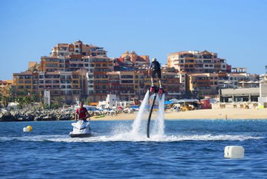Cabo San Lucas, Meksika, 03/03/2016, Flyboard. Flyboarding su akışı reaktif güç tarafından yönlendirilen bir özel tahta üzerinde uçan bir ekstrem spor olduğunu.