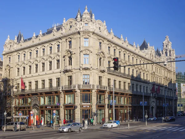 Budapeşte, Macaristan, 12/31/2016, otel Buddha-Bar Budapeşte Klotild Sarayı. Bu lüks 5 yıldızlı otel Erzsebet Köprüsü ve Tuna Nehri yanında yer alır. Otel ünlü Otel Zinciri Buddha-Bar parçasıdır ve tarihi bir boğa içinde yer alır