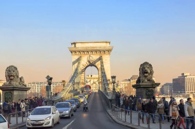 Budapeşte, Macaristan, 12/31/2016, köprü zincir. Zincir köprü Budapest, Tuna, 1849 yılında inşa üzerinde bir zincir köprü mimari bir sembolüdür. Köprü dökme demir ile dekore edilmiştir. Hala dünyadaki en güzel köprüler biridir.