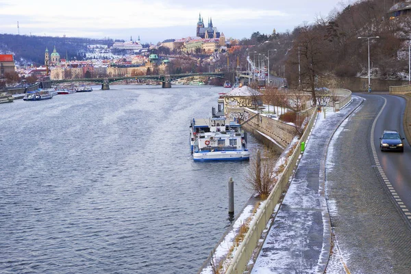 Prag Tjeckien 2017 Banvallen Floden Moldau Över Hradcany Slott Med — Stockfoto
