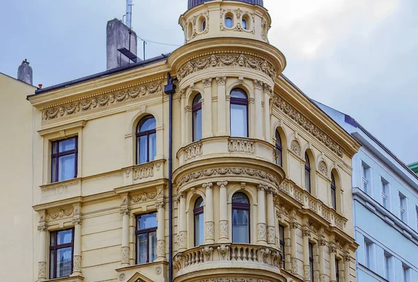 Prague, Çek Cumhuriyeti, 01/03/2017, mimari. Prag olağanüstü güzel kentsel manzara, tarihi yerler turistlerle luring Avrupa'nın en popüler şehirlerden biridir. Prag benzersiz mimari her travele şaşırttı