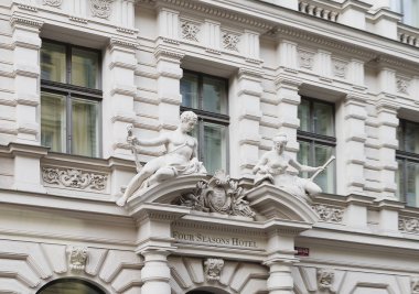 Four Seasons Otel girişinde, Prague, Çek Cumhuriyeti, dekorasyon. Prag Kalesi ve Charles Köprüsü manzarasına sahip bu otel, dört mevsim olan Prag eski şehir.