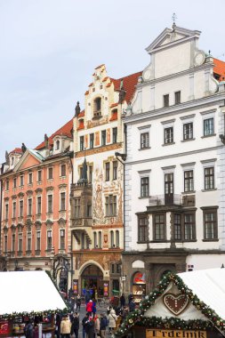 Prague, Çek Cumhuriyeti, 01/03/2017, Stare Mesto Meydanı'nda binaların mimari. Stare Mesto Meydanı Güney tarafında amblem, silah kat ve işaretleri ile Romanesk ya da Gotik kökenli 12 evlerin renkli cephe ile süslüdür...