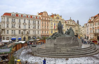Prague, Çek Cumhuriyeti, 01/03/2017, Eski Şehir Meydanı. Jan Hus anıt. Kuzey Jan Hus anıt Eski Şehir Meydanı yüklenen. Jan Hus bir filozof, savunucusu ve Çekler özgürlüğü için savaşan reformcu olduğunu. Büyük monumen