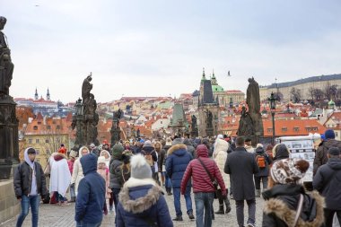 Prague, Çek Cumhuriyeti, 01/03/2017, Charles Köprüsü. Mala Strana ve Old Town tarihi alanlarında Ortaçağ Charles köprü bağlayan Prag'da Vltava Nehri. Prag en ünlü dönüm noktası ve kartvizit whol, bu