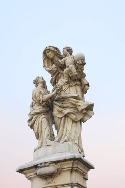 Prague, Çek Cumhuriyeti, 03/01/2017, Charles Köprüsü. Saint Anna, annesi Meryem Ana, hamim evlilik, bebekler, anneler ve dul. St. Anne elinde bebek İsa, dünya tutarak oturur. Genç Maria annesine ile sonsuz lo görünüyor