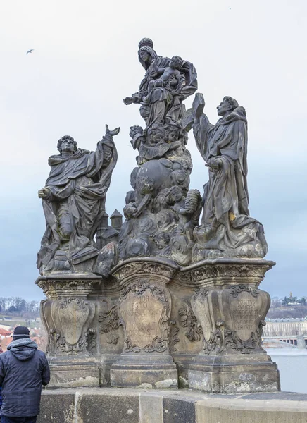 捷克共和国布拉格 2017 Charles Bridge 麦当娜的雕塑与圣多米尼克和托马斯 阿奎那 在作文的中心是处女玛利亚与小耶稣徘徊在地球上 这象征着天主教的传播 — 图库照片