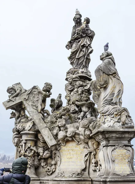 Prague Czech Republic 2017 Charles Bridge Мадонна Святой Бернар Центре — стоковое фото