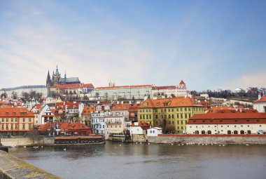 Prague, Çek Cumhuriyeti, 01/03/2017, Charles Köprüsü'nden Hradcany Kalesi'nin görünümü. Hradcany Castle çek kralların ve prenslerin tarihi villası ve şu anda Çek Cumhuriyeti Cumhurbaşkanı Köşkü.