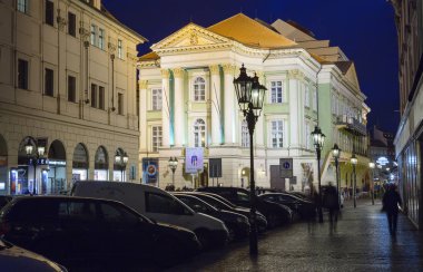 Prague, Çek Cumhuriyeti, 01/04/2017, Emlak tiyatro. İyi akşamlar. Emlak Tiyatro tiyatro Prag'da, 1948 BT ulusal tiyatro sahneleri olduğundan 1783 yılında dikilmiştir. Neoklasik tarzda yapıdır. Birkaç biridir