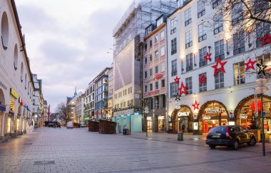 Münih, Almanya, 12/27/2016, eski şehir sokakları sabah. Bu abounding ilginç yerler, Münih sakinleri için popüler bir buluşma ve dünyanın her yerinden çok sayıda turist ile Bavyera başkentinin kültürel yaşamın merkezidir.