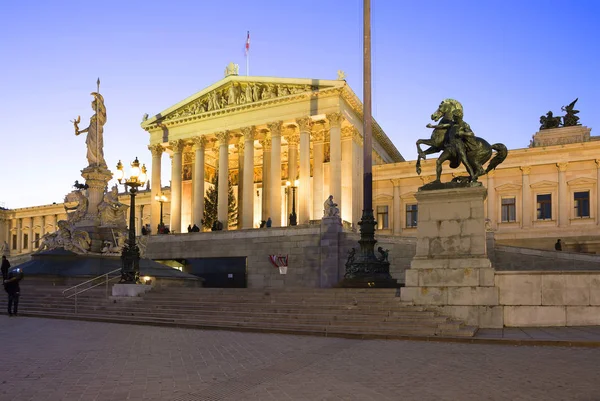 Wenen Oostenrijk Het Gebouw Van Het Parlement Avonds Het Gebouw — Stockfoto