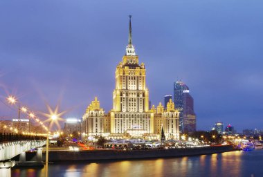 Moskova, Rusya, 11/27/2015 Radisson Royal Hotel. 1953-1957 yılında Moskova'da yerleşik yüksek katlı bir binadır. Bina Stalin'in İmparatorluğu tarzında yapılmış. Merkez Bina 34 katlı oluşur, 206 (dahil 73 metre metre, yüksekliği almaktadır