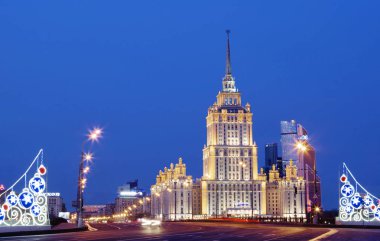 Moskova, Rusya, 02/07/2016, Radisson Royal Hotel. 1953-1957 yılında Moskova'da yerleşik yüksek katlı bir binadır. Bina Stalin'in İmparatorluğu tarzında yapılmış. Merkez Bina 34 katlı oluşur, 206 (73-mete dahil metre, yüksekliği almaktadır