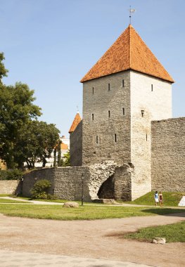 Tallinn, Estonya, 2010/07/27, kızlık kulesi. Ortaçağ kızlık Kulesi (Neitsitorn) eski Tallinn en ünlü turistik mekanlarına biridir. Unesco Dünya Mirası listesinde bulunur. Muhtemelen, kule orijinal haliyle ilk quar yapılmıştır