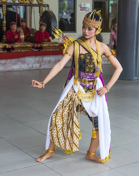 Surabaya Indonésia 2018 Dança Tradicional Indonésia Costumado Dança Produção Teatral — Fotografia de Stock