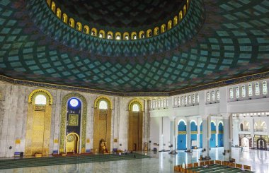 Surabaya, Endonezya, 01/07/2018, Al Akbar Camii. İç. Surabaya büyük Camii Endonezya en büyük ikinci olduğunu. Büyük, güzel cami mavi ile 65 metre yüksek kubbeleri. Minare 99 metre yüksekliğidir.