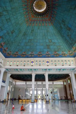 Surabaya, Endonezya, 01/07/2018, Al Akbar Camii. İç. Surabaya büyük Camii Endonezya en büyük ikinci olduğunu. Büyük, güzel cami mavi ile 65 metre yüksek kubbeleri. Minare 99 metre yüksekliğidir.