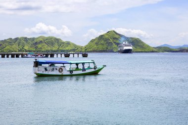 Komodo Adası, Endonezya, 01/09/2018, Cruise Gemi Adası yakınlarında. Komodo Ulusal Parkı küçük Sunda Adaları Endonezya adalar bulunmaktadır. Bu biyosfer rezervi olduğu dünyanın en büyük kertenkele ve monitör kertenkele ev sahipliği.