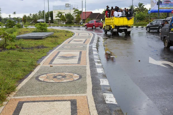 Lombok, Endonezya, 01/10/2018, kaldırım karosu, yol. Taşıma. Endonezya'nın nüfusunun çoğunluğu Müslüman, bu yüzden ülkenin bütün Müslümanlar tarafından düzenli olarak ziyaret birçok camiler inşa etti.