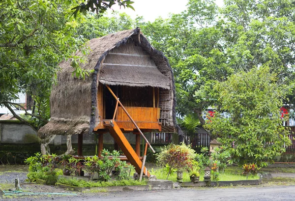 ロンボク インドネシア 2018 伝統的な農家 熱帯気候光構造を構築する許可が 野生動物の攻撃の危険木の棒の家を引き上げることを余儀なきます 頻繁に 重い熱帯雨 の使用が必須 — ストック写真
