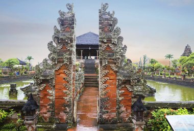 Bali, Endonezya, 01/11/2018, Ubud. Yazıt. Müze kompleksi-Taman Kertha yığınını. Royal Palace Semara sömürgecilerin imha sonra korunmuş Klungkung Hanedanı ait Pura erken XVIII yüzyılın bir parçasıdır. Curta git