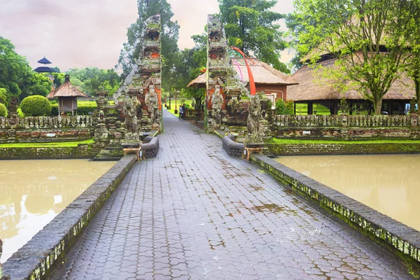 Індонезія Балі 2018 Року Міст Території Храму Комплекс Pura Тамані — стокове фото