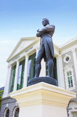 Singapore, 01/16/2018, efendim Stamford Raffles heykeli. Singapur efendim Thomas Stamford Bingley Raffles kurucusu Anıtı. 1877 yılında açılan heykel, Victoria memorial hall için 1919 yılında taşındı ve şimdi önünde Victori yüklü