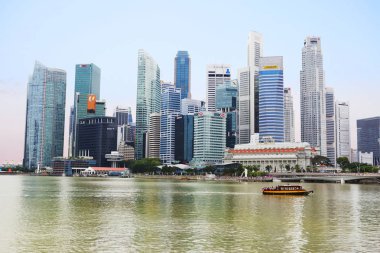 Singapore, 01/16/2018, Marina Bay quay. İş Merkezi. Merlion. Singapur iş merkezi bir modern gökdelenler, hangi duvarları olan dünyanın önde gelen şirketlerin ofisleri olduğunu ve sadece. Lüks otel Fullerto bina