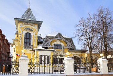 Moskova, Rusya, 03/04/2013, mimari, konak. Konak 1902-1903 art Nouveau tarzında inşa edilmiştir. Konak cephe sıva çiçek süsler, büyük pencereler ve üç Mayolikası panel stand manzara ile süslenmiştir 