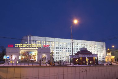 Moskova, Rusya, 03/26/2013, Arbat Meydanı akşam. Kare XVIII yüzyıl sonlarında kuruldu. Resimde soldaki bina sinema 