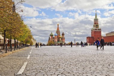 Moscow, Rusya Federasyonu, 10/07/2012, Kızıl meydan. Kızıl Meydan ana Meydanı Moskova olduğunu. Western Moskova Kremlin kare tarafıdır. Soldaki resimde Aziz Basil Katedrali, işçinin Kulesi görebilirsiniz sağ tarafta görebilirsiniz