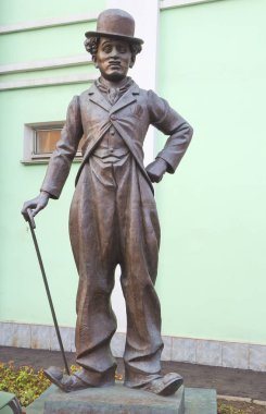Moskova, Rusya, 11/13/2013, Zurab Tsereteli Evi Müzesi 'nin cephesinde Charlie Chaplin heykeli. Heykel Zurab Tsereteli 'nin atölyesinin cephesine monte edilmiştir..