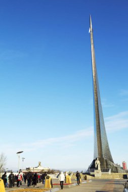 Moskova, Rusya, 02/21/2014, anıt alanı fatihler. Uzay Müzesi. Bilim adamı Konstantin Tsiolkovsky anıt. Uzayın Keşfi Sovyet insanlarda başarılarının anısına bir anıt 