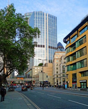 Londra, İngiltere, 23.05.2019, şehrin sokaklarında. Londra Avrupa'nın en popüler şehirlerinden biridir. Londra şehri küresel bir finans merkezidir. Uzakta, Mary-Ex kulesinin kubbesini görebilirsiniz, 30. Bu bir puro şeklinde fütüristik glas olduğunu